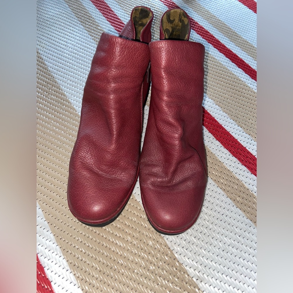 NWOB woman’s sz 11, burgundy leather comfy shoes.